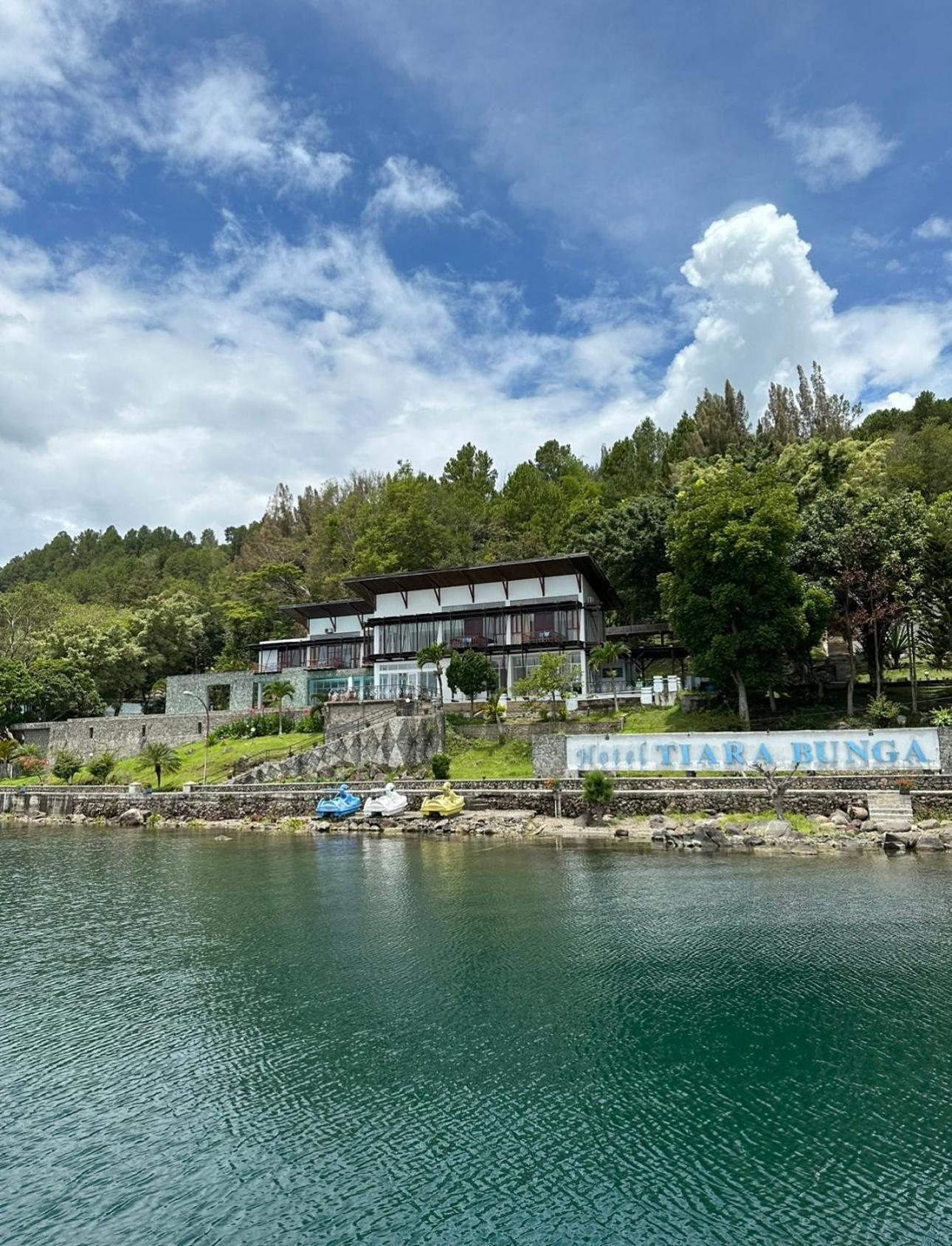 Tiara Bunga Hotel & Villa Balige Extérieur photo
