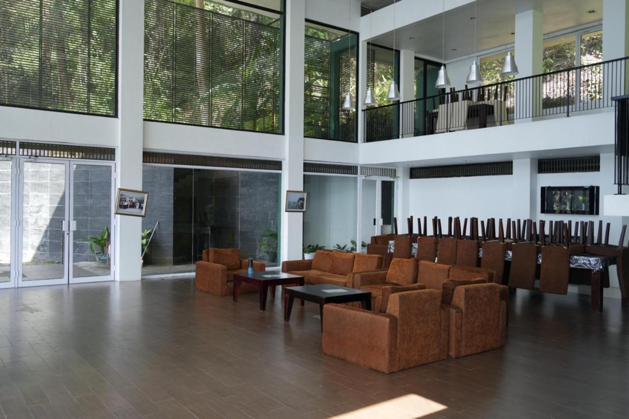 Tiara Bunga Hotel & Villa Balige Extérieur photo