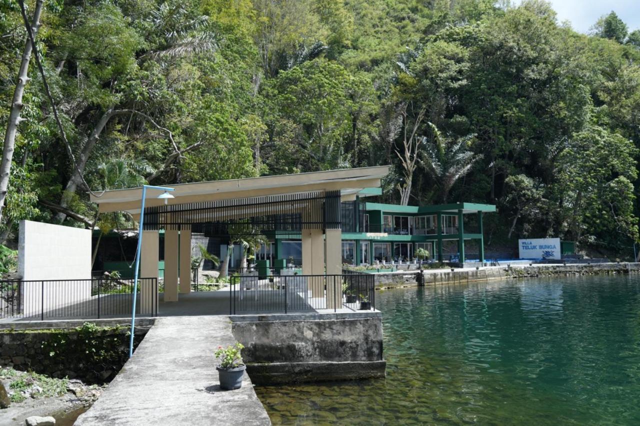 Tiara Bunga Hotel & Villa Balige Extérieur photo