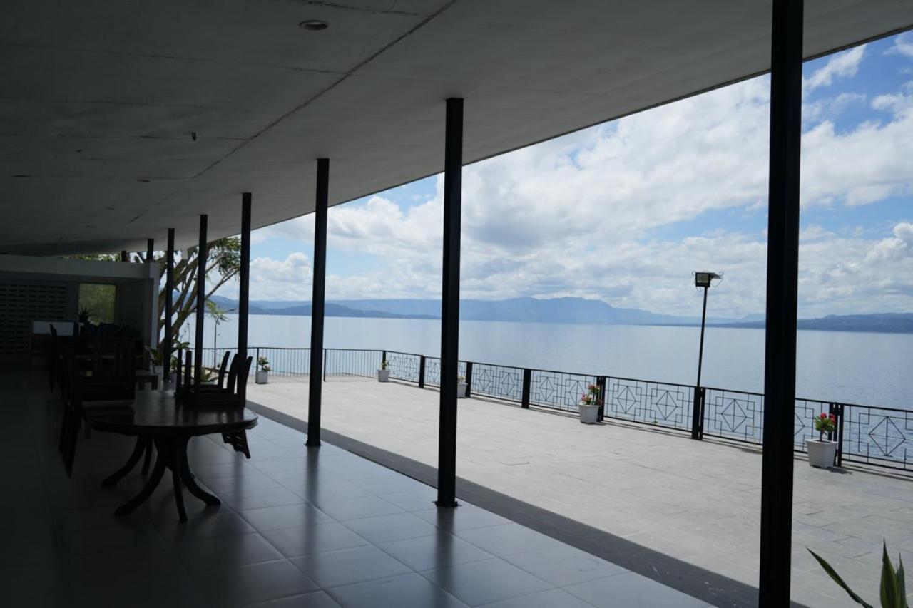 Tiara Bunga Hotel & Villa Balige Extérieur photo