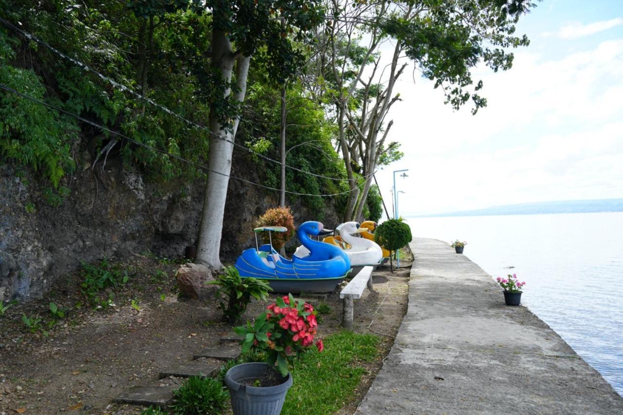Tiara Bunga Hotel & Villa Balige Extérieur photo