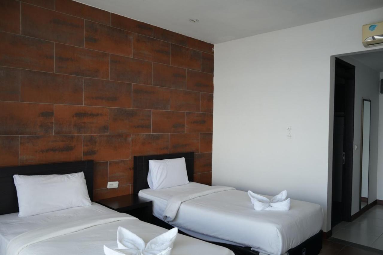 Tiara Bunga Hotel & Villa Balige Extérieur photo