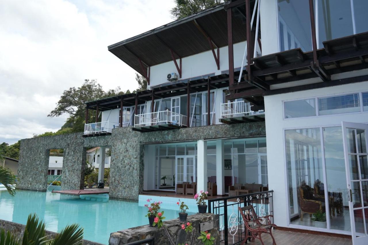 Tiara Bunga Hotel & Villa Balige Extérieur photo